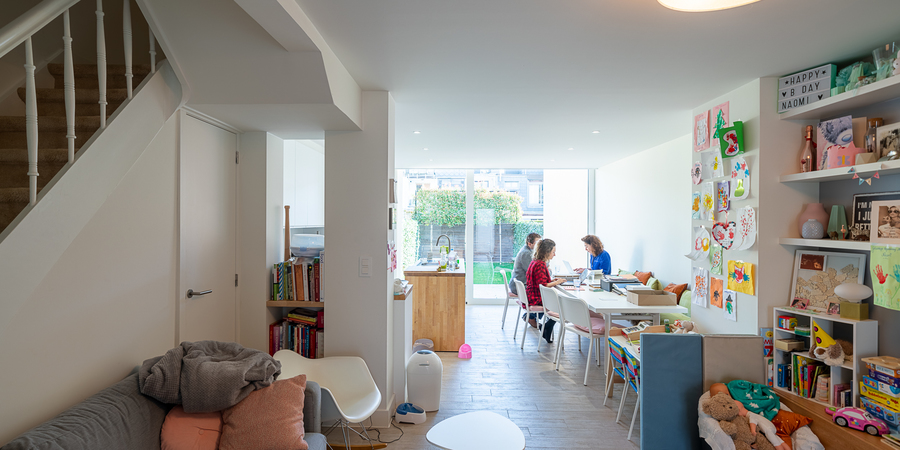 Zicht in een rijwoning op living en leefkeuken, zich naar de tuin toe Zicht in een rijwoning op living en leefkeuken, zich naar de tuin toe
